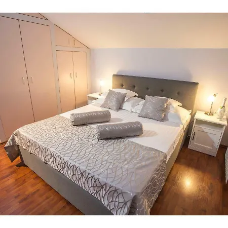 Riva Royal Lounge سبليت